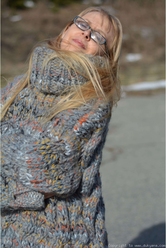 Oversized handmade wool sweater in gray mix/H20